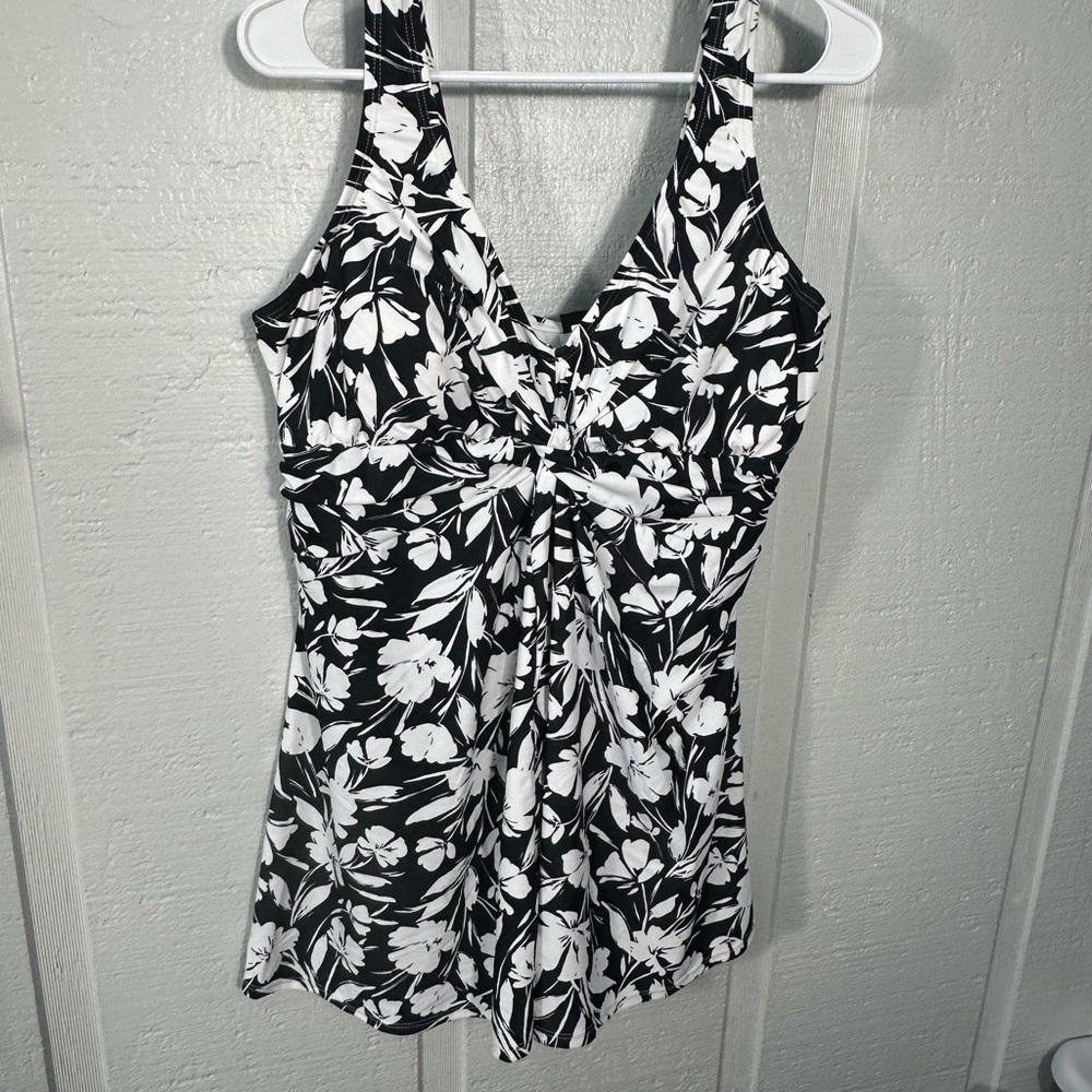 LIsland Escape Women’s Black and White Floral Tankini Top Size 18W EUC - Picture 2 of 8